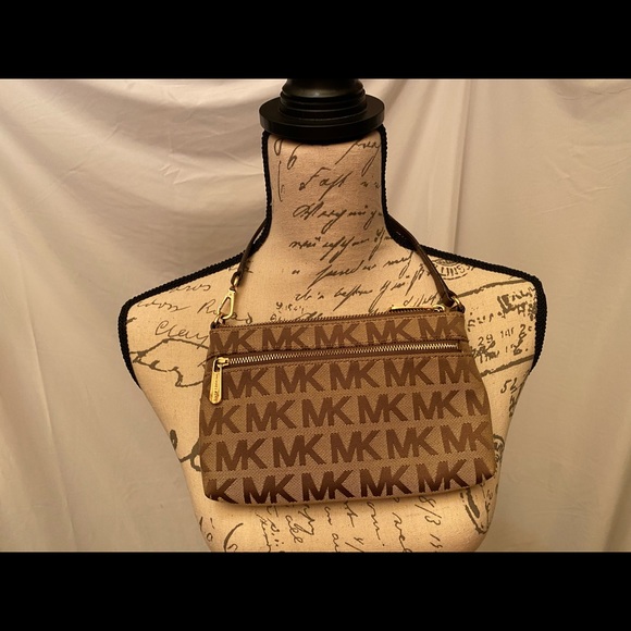 Michael Kors Wristlet - Picture 1 of 3